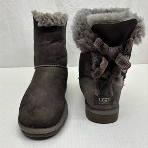 UGG Australia Chestnut Short Sheepskin Boots with Bow Back, SZ 7, box 23